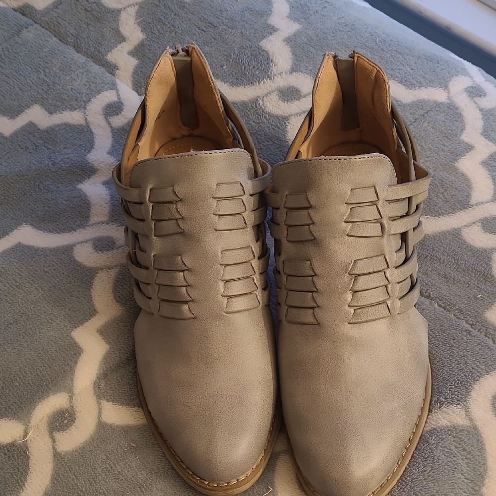 Report Gray Women's Ankle Booties
